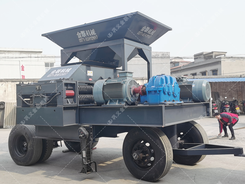 大型移動式對輥破碎機設備發往浙江