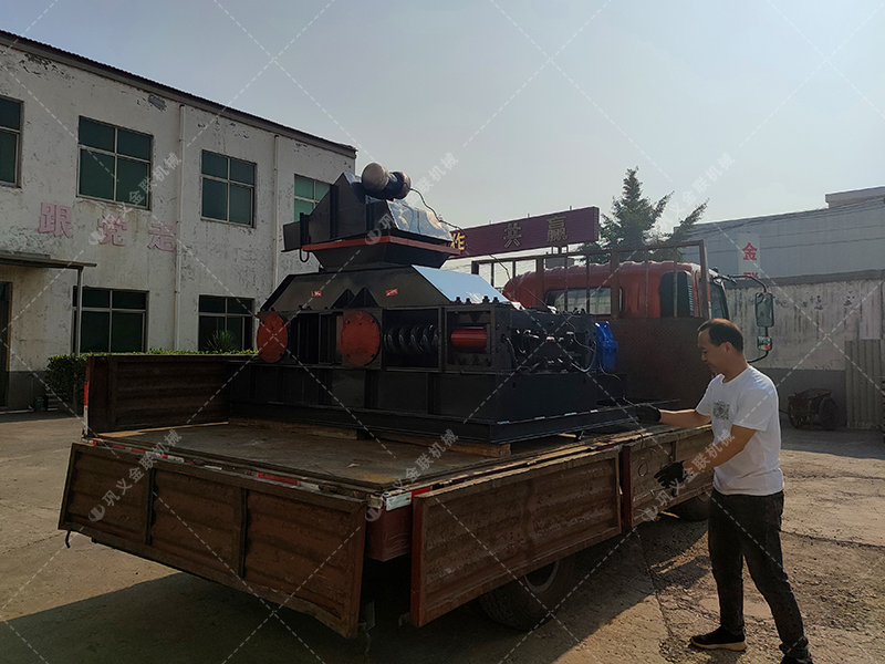 2PG0806對輥破碎制砂機發貨圖片